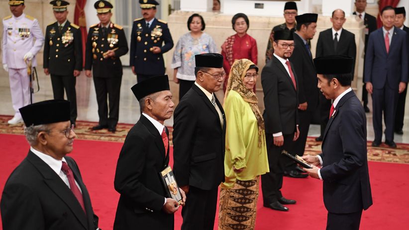 Presiden Jokowi Berikan Gelar Pahlawan Nasional kepada 6 Tokoh - Bagian 1