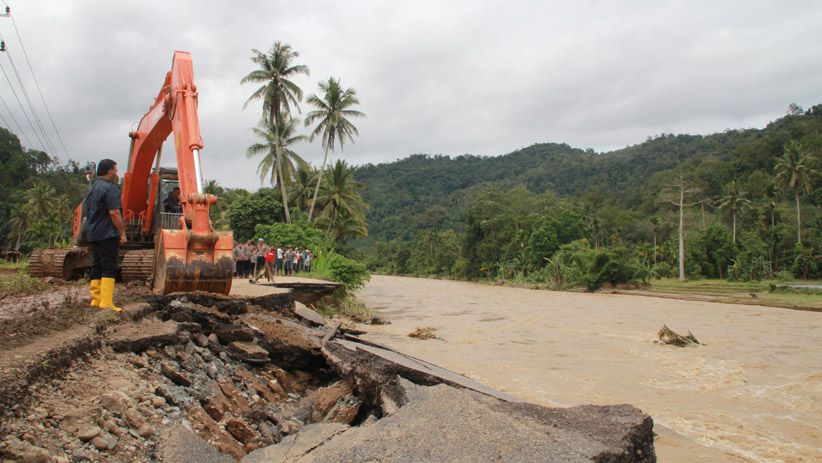 Mandailing Natal Dilanda Hujan Deras, Jalan Lintas Sumut-Sumbar Putus