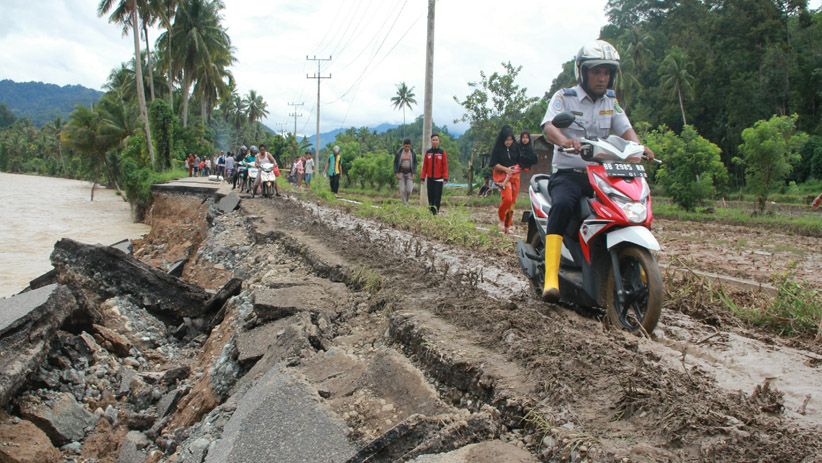 Mandailing Natal Dilanda Hujan Deras, Jalan Lintas Sumut-Sumbar Putus