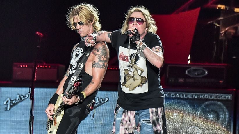 Foto-Foto Aksi Panggung Guns N Roses di Stadion GBK - Bagian 5