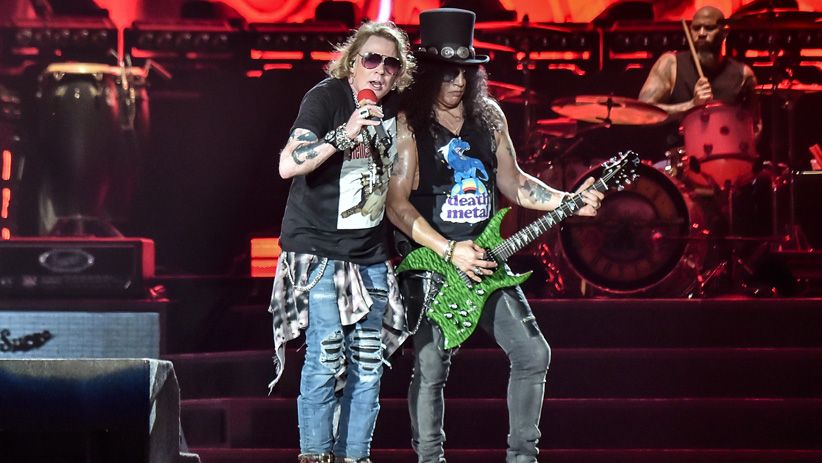 Foto-Foto Aksi Panggung Guns N Roses di Stadion GBK - Bagian 4