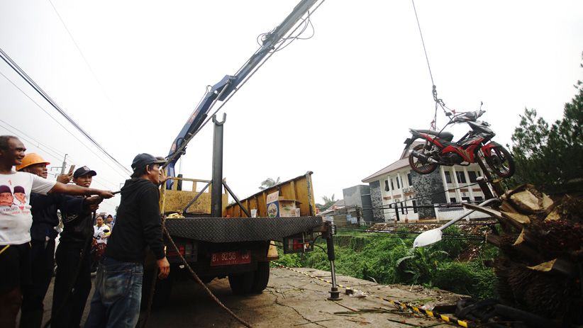 Jalan Raya Citayam-Depok Longsor, Lalu Lintas Macet Parah - Bagian 3