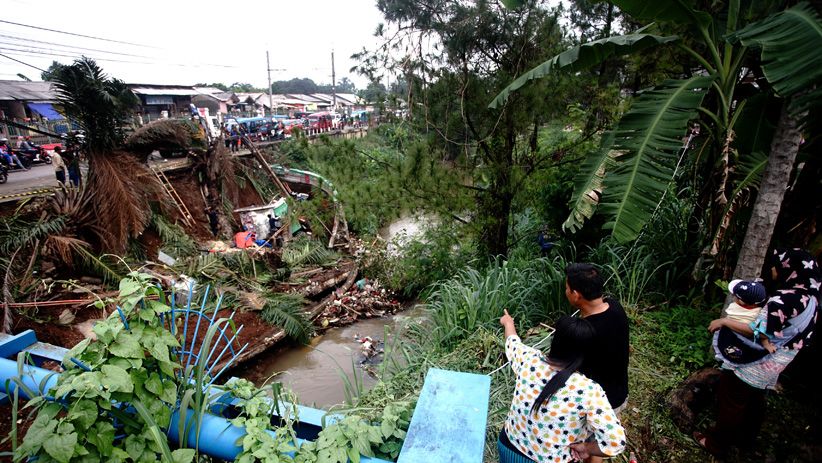 Jalan Raya Citayam-Depok Longsor, Lalu Lintas Macet Parah - Bagian 1