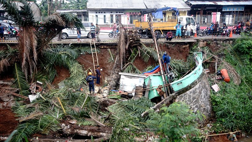 Jalan Raya Citayam-Depok Longsor, Lalu Lintas Macet Parah - Bagian 2