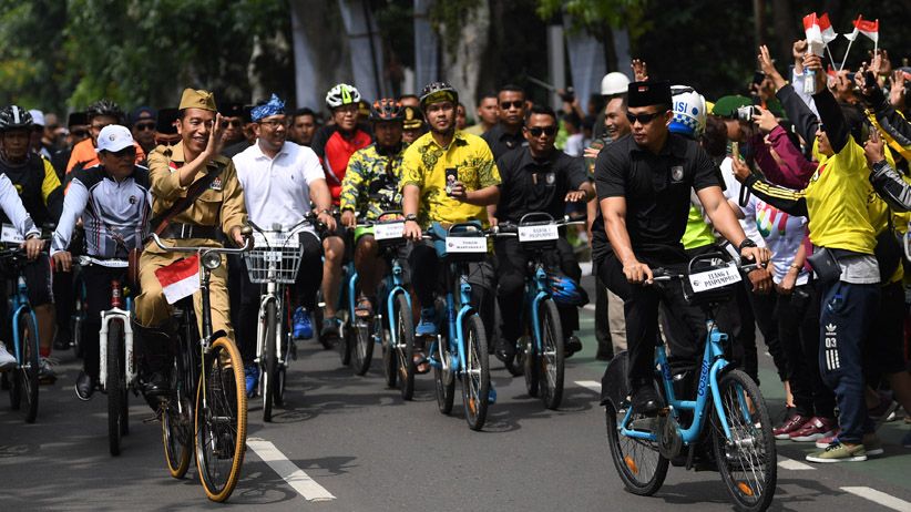 Berseragam ala Bung Tomo, Presiden Jokowi Naik Sepeda di Kota Bandung - Bagian 3
