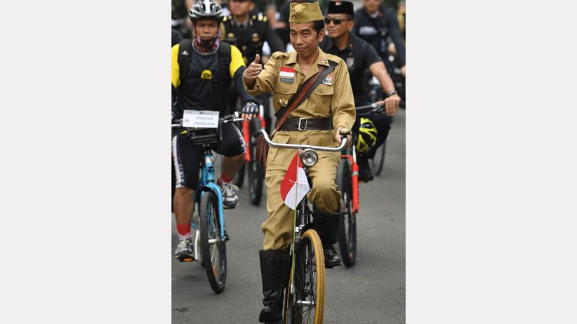 Berseragam ala Bung Tomo, Presiden Jokowi Naik Sepeda di Kota Bandung - Bagian 2