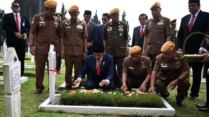Presiden Jokowi bersama Veteran Ziarah di TMP Cikutra Bandung - Bagian 2