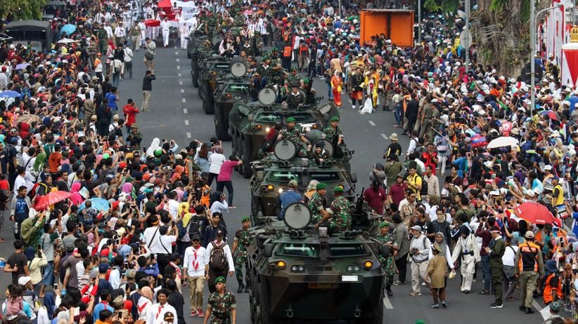 Barisan Panser Anoa Meriahkan Parade Surabaya Juang - Bagian 1