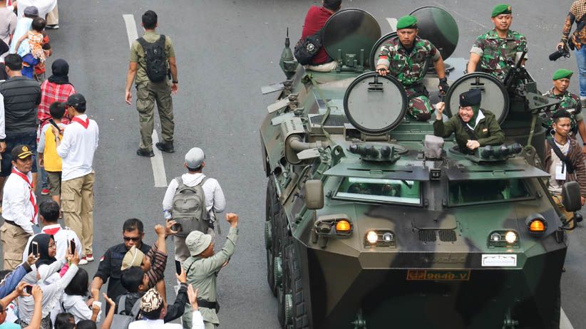 Barisan Panser Anoa Meriahkan Parade Surabaya Juang - Bagian 2