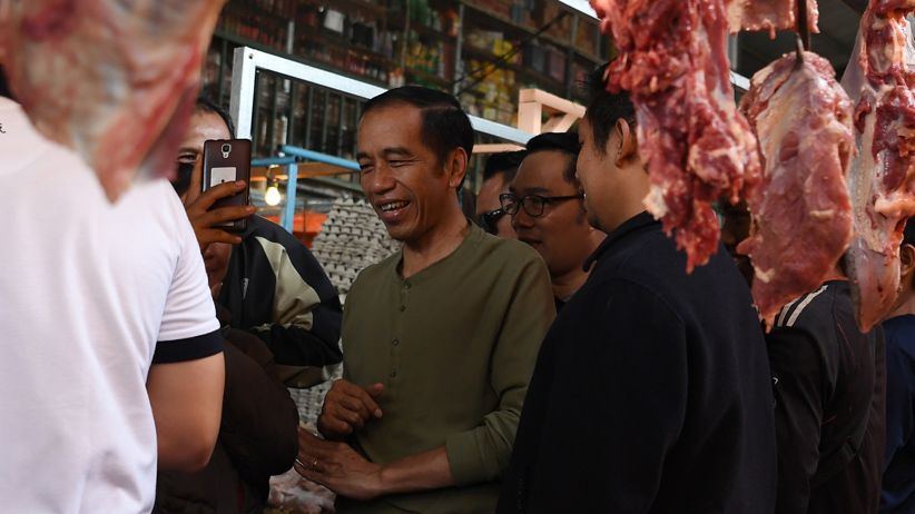Presiden Jokowi Cek Harga Kebutuhan Pokok di Pasar Cihaurgeulis Bandung - Bagian 5