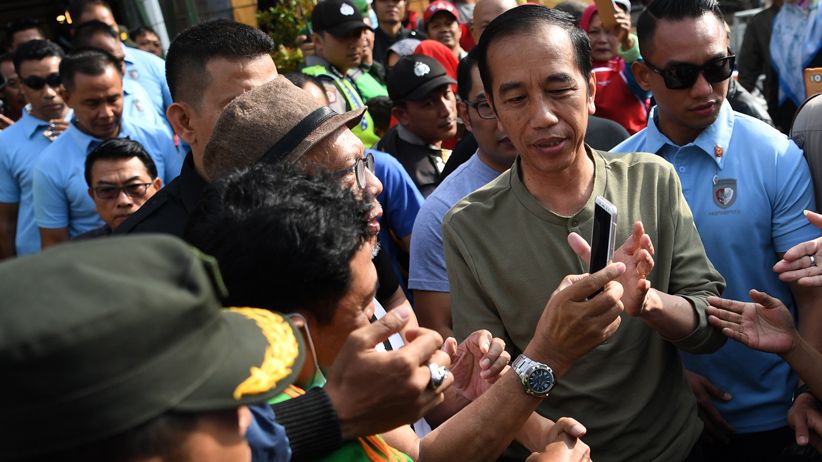 Presiden Jokowi Cek Harga Kebutuhan Pokok di Pasar Cihaurgeulis Bandung - Bagian 4