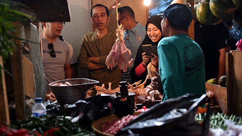 Presiden Jokowi Cek Harga Kebutuhan Pokok di Pasar Cihaurgeulis Bandung - Bagian 1
