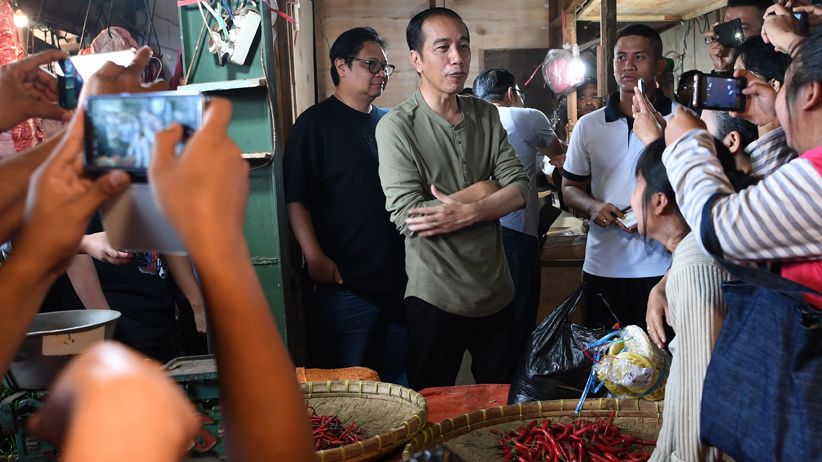 Presiden Jokowi Cek Harga Kebutuhan Pokok di Pasar Cihaurgeulis Bandung - Bagian 2
