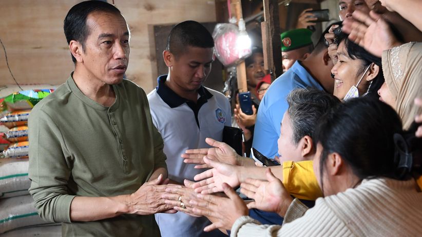 Presiden Jokowi Cek Harga Kebutuhan Pokok di Pasar Cihaurgeulis Bandung - Bagian 3
