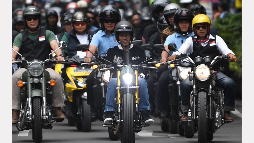Presiden Jokowi bersama 195 Komunitas Motor Konvoi Keliling Kota Bandung - Bagian 2