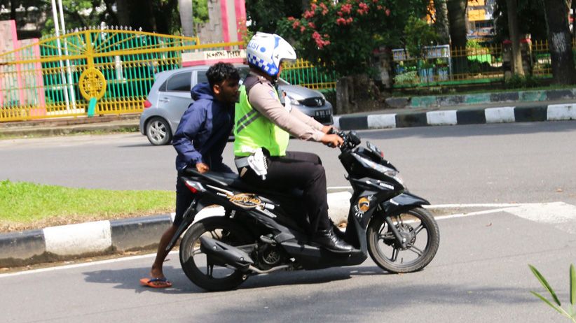 Tak Terima Ditilang dan Motor Disita, Pengendara Ini Kejar Polisi - Bagian 3