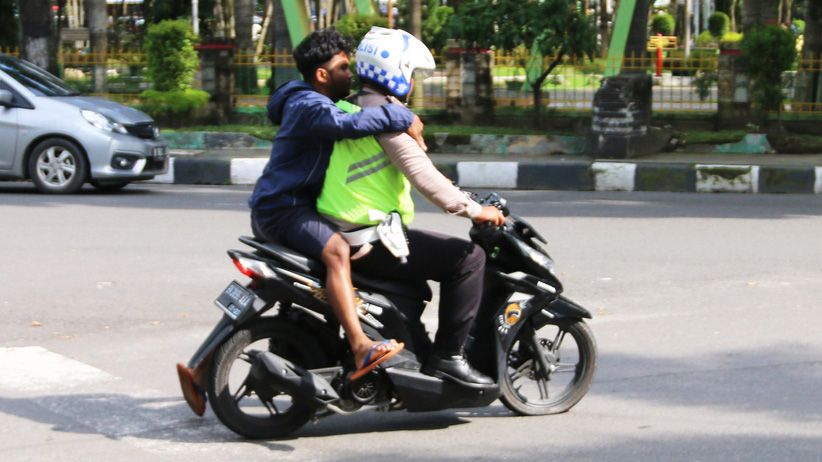 Tak Terima Ditilang dan Motor Disita, Pengendara Ini Kejar Polisi - Bagian 2