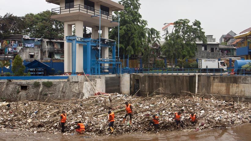 Sampah Menumpuk di Pintu Air Manggarai - Bagian 3