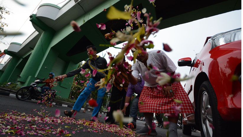 Aktor Drama Surabaya Membara Tabur Bunga di Kolong Jembatan Kereta Api - Bagian 1