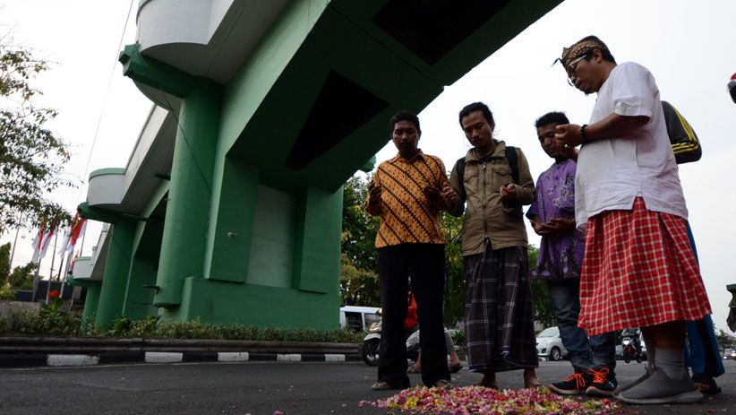 Aktor Drama Surabaya Membara Tabur Bunga di Kolong Jembatan Kereta Api - Bagian 4