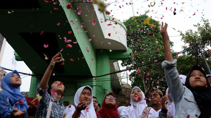 Aktor Drama Surabaya Membara Tabur Bunga di Kolong Jembatan Kereta Api - Bagian 2
