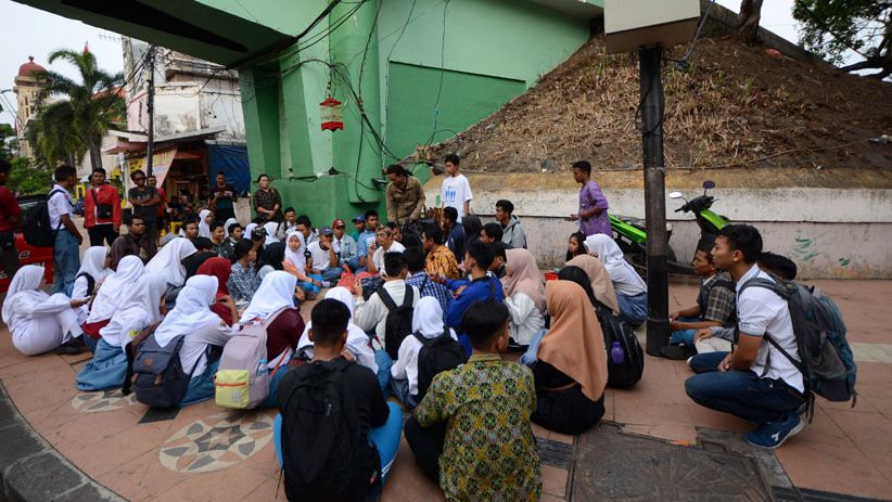 Aktor Drama Surabaya Membara Tabur Bunga di Kolong Jembatan Kereta Api - Bagian 3