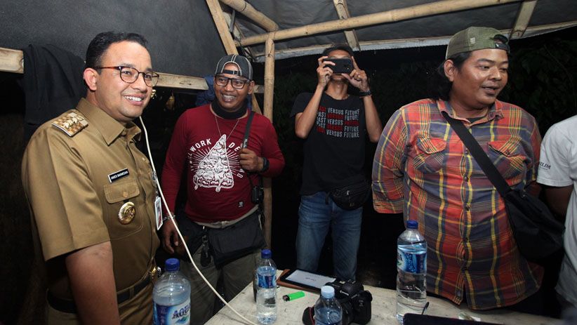 Lihat Fasilitas Bundaran HI, Gubernur Anies Mampir ke Posko Pewarta Foto - Bagian 3