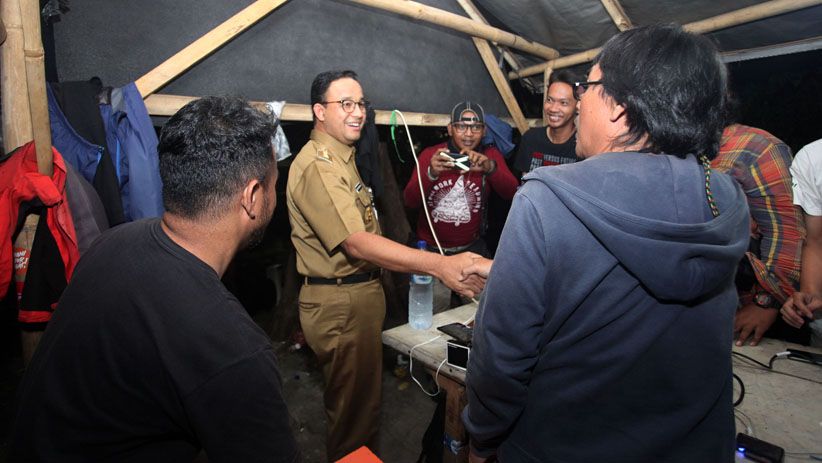 Lihat Fasilitas Bundaran HI, Gubernur Anies Mampir ke Posko Pewarta Foto - Bagian 2