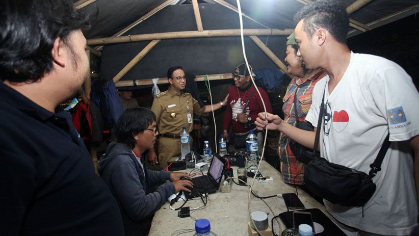 Lihat Fasilitas Bundaran HI, Gubernur Anies Mampir ke Posko Pewarta Foto - Bagian 1
