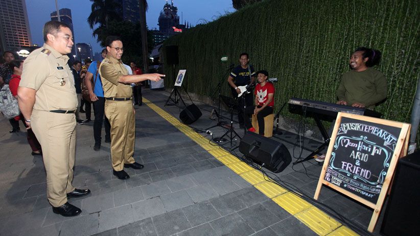 Lihat Fasilitas Bundaran HI, Gubernur Anies Mampir ke Posko Pewarta Foto - Bagian 4