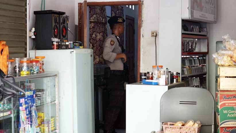 TKP Pembunuhan Satu Keluarga di Bekasi Jadi Tontonan Warga - Bagian 5