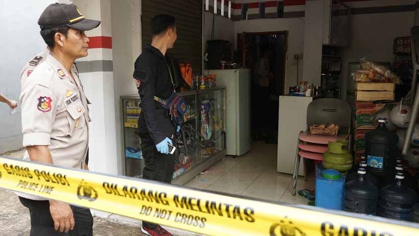 TKP Pembunuhan Satu Keluarga di Bekasi Jadi Tontonan Warga - Bagian 4