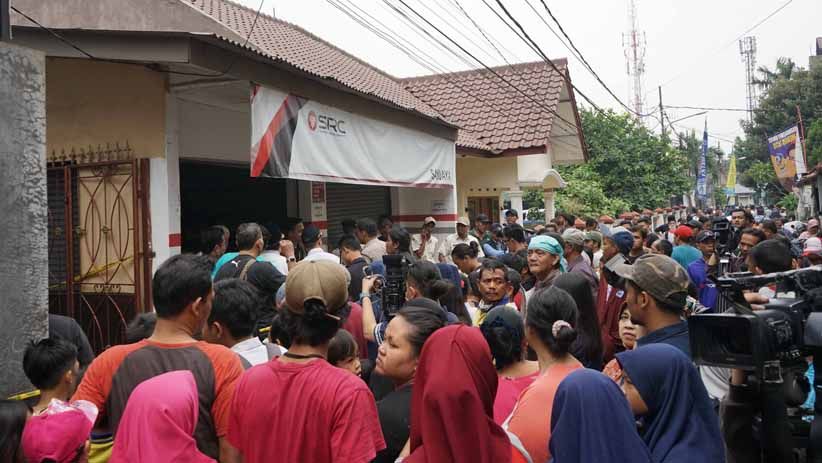 TKP Pembunuhan Satu Keluarga di Bekasi Jadi Tontonan Warga - Bagian 1