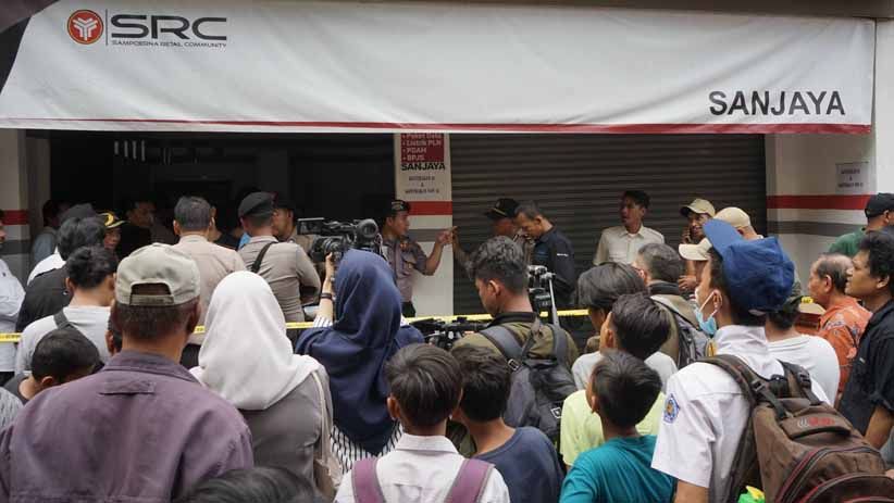 TKP Pembunuhan Satu Keluarga di Bekasi Jadi Tontonan Warga - Bagian 3