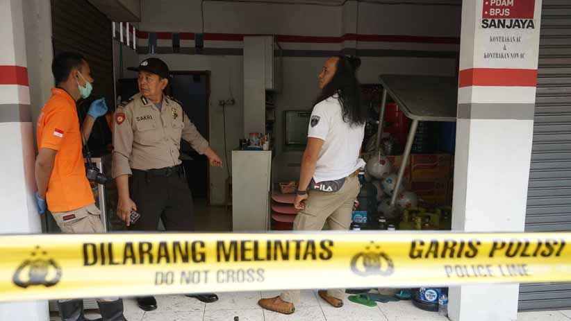 TKP Pembunuhan Satu Keluarga di Bekasi Jadi Tontonan Warga - Bagian 2