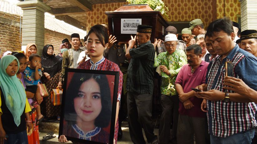 Jenazah Pramugari Lion Air JT610 Tiba di Madiun, Tangis Keluarga Pecah - Bagian 2