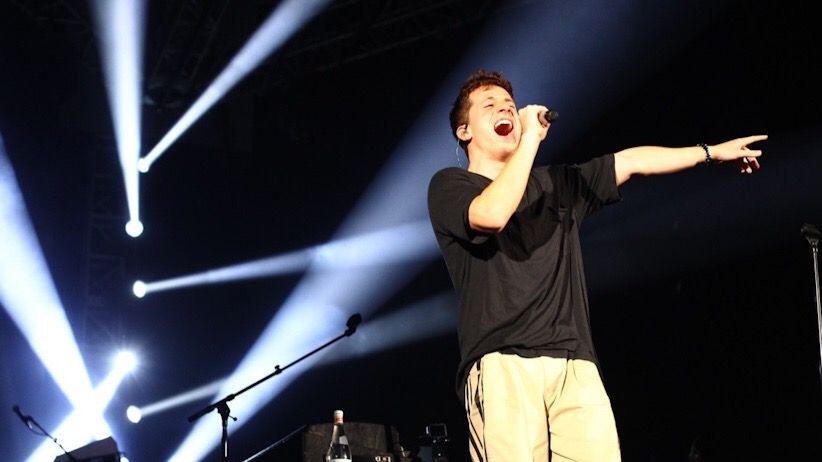 Bawa Lagu-Lagu Hits, Charlie Puth Hibur Penggemar - Bagian 2