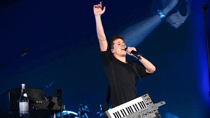 Bawa Lagu-Lagu Hits, Charlie Puth Hibur Penggemar - Bagian 3