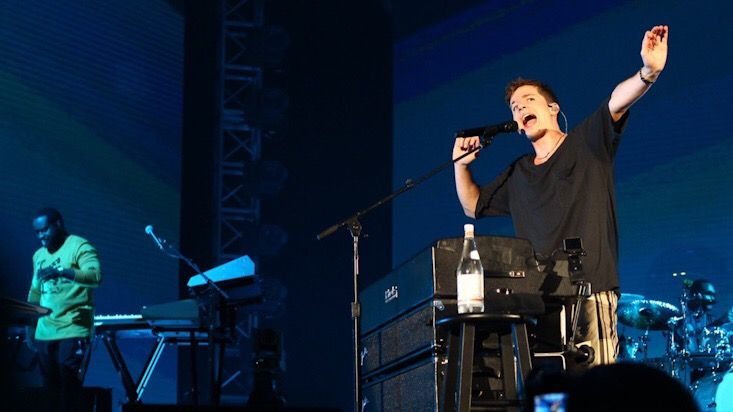 Bawa Lagu-Lagu Hits, Charlie Puth Hibur Penggemar - Bagian 4
