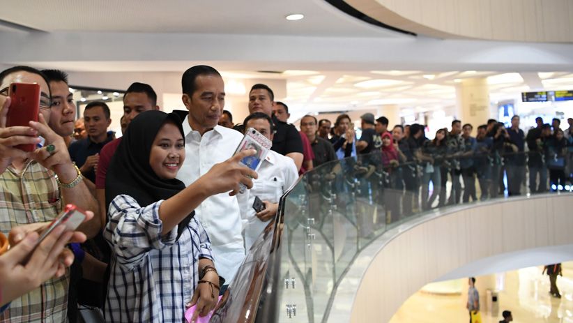  Presiden Jokowi Beli Baju untuk Kedua Cucu di Mal Tunjungan Surabaya - Bagian 5