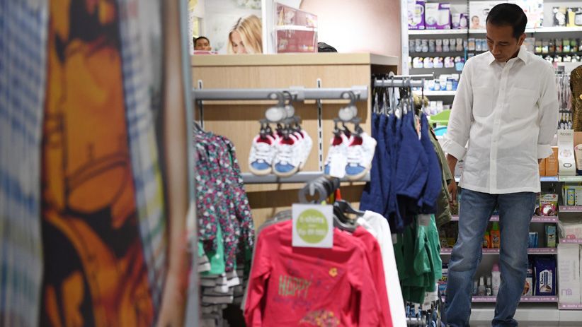  Presiden Jokowi Beli Baju untuk Kedua Cucu di Mal Tunjungan Surabaya - Bagian 1