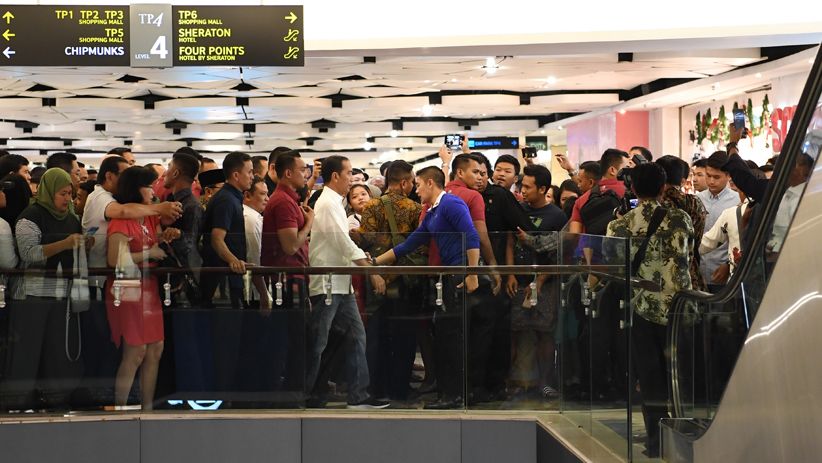  Presiden Jokowi Beli Baju untuk Kedua Cucu di Mal Tunjungan Surabaya - Bagian 3