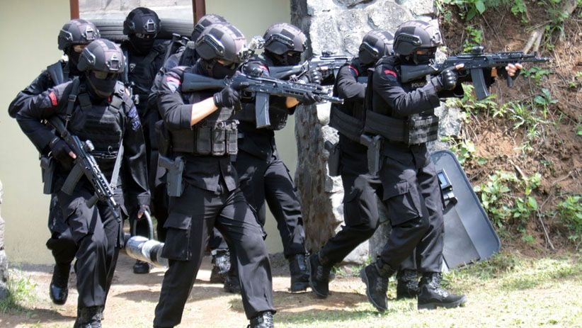  Aksi Pasukan Perlawanan Teror Polda Jatim Latihan Perang Kota - Bagian 3