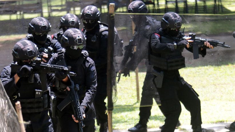  Aksi Pasukan Perlawanan Teror Polda Jatim Latihan Perang Kota - Bagian 4