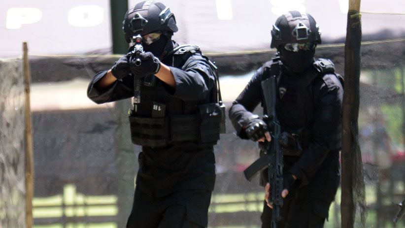  Aksi Pasukan Perlawanan Teror Polda Jatim Latihan Perang Kota - Bagian 5