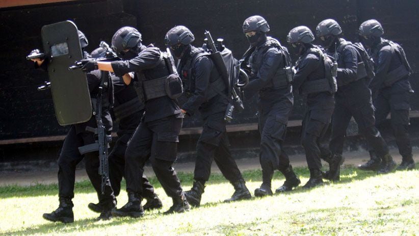  Aksi Pasukan Perlawanan Teror Polda Jatim Latihan Perang Kota - Bagian 1