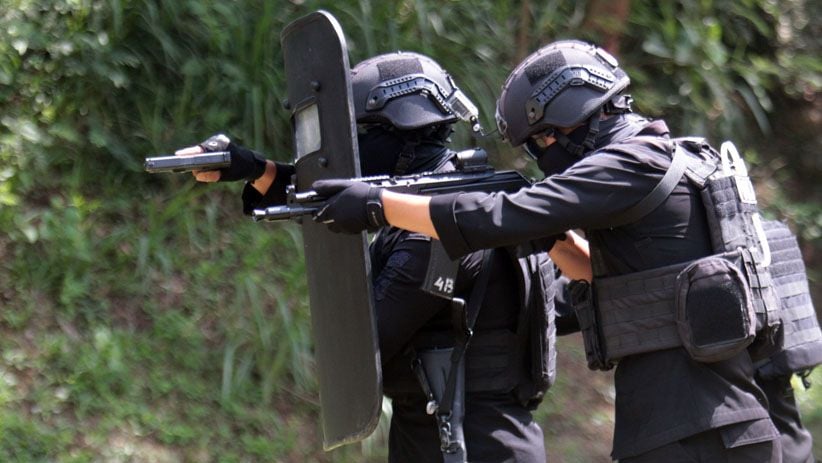  Aksi Pasukan Perlawanan Teror Polda Jatim Latihan Perang Kota - Bagian 2