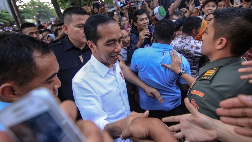 Presiden Jokowi Mampir ke Pasar Grosir Batik Setono Pekalongan - Bagian 2