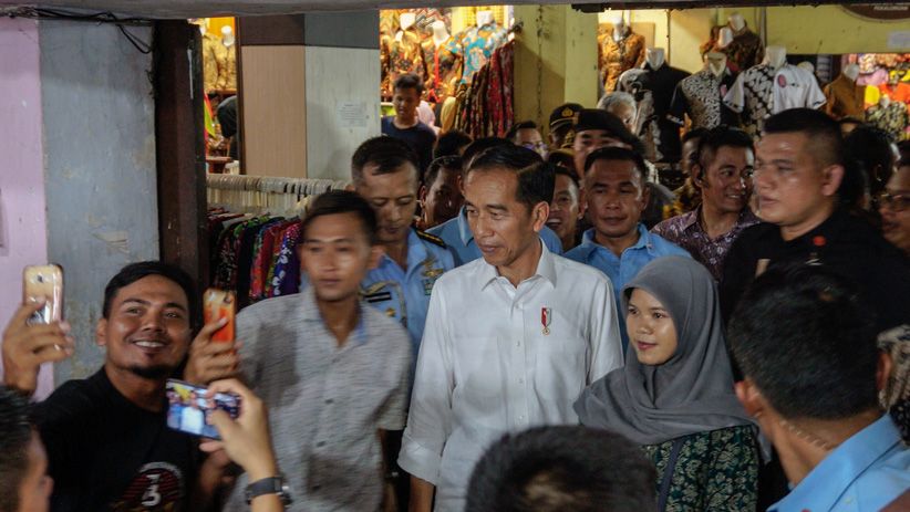 Presiden Jokowi Mampir ke Pasar Grosir Batik Setono Pekalongan - Bagian 1