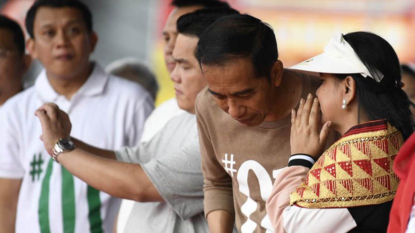 Jokowi dan Ribuan Pendukung Ikuti Jalan Sehat Bersama di Lampung - Bagian 4